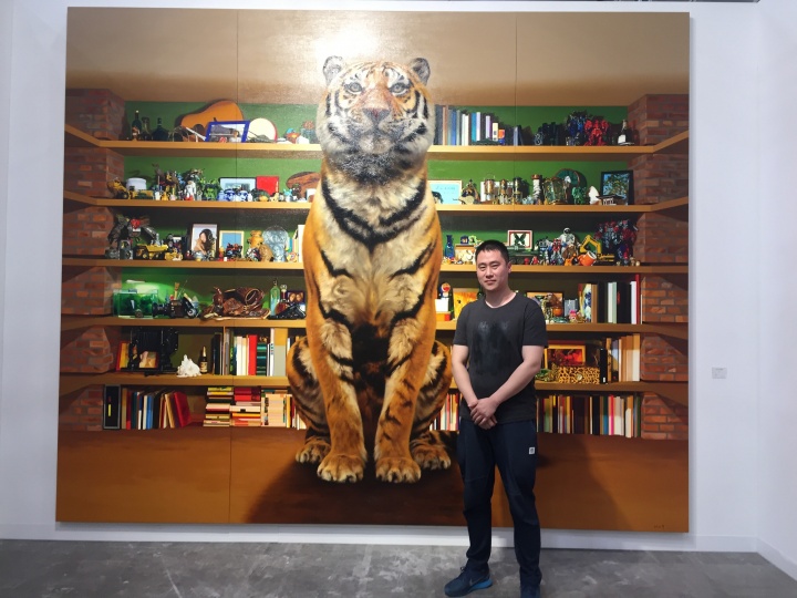 三潴画廊展位现场,中国的80后艺术家刘子宁在他的作品《虎》前,奈良美智在开幕当天也来到现场,还和三潴画廊总经理曾我清美在此幅作品前自拍了照片
三潴画廊展位现场,中国的80后艺术家刘子宁在他的作品《虎》前,奈良美智在开幕当天也来到现场,还和三潴画廊总经理曾我清美在此幅作品前自拍了照片