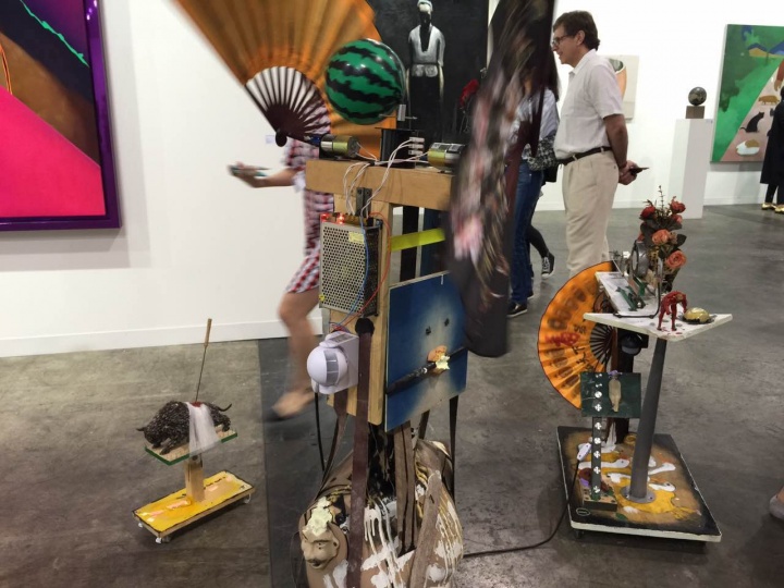 一幅标价70万元人民币的马轲作品《刻舟求剑之四》,是站台中国此次参展最高价作品
一幅标价70万元人民币的马轲作品《刻舟求剑之四》,是站台中国此次参展最高价作品