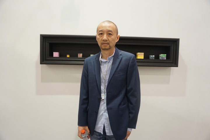 黄燎原和其身后的洪绍裴的装置,是北京现在画廊此次第一件售出的作品,标价12万元
黄燎原和其身后的洪绍裴的装置,是北京现在画廊此次第一件售出的作品,标价12万元