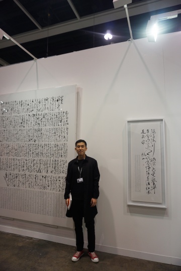艺术家李舜在其两件作品前,他身后的两件作品均已成交,分别售价11万元、6万元人民币
艺术家李舜在其两件作品前,他身后的两件作品均已成交,分别售价11万元、6万元人民币