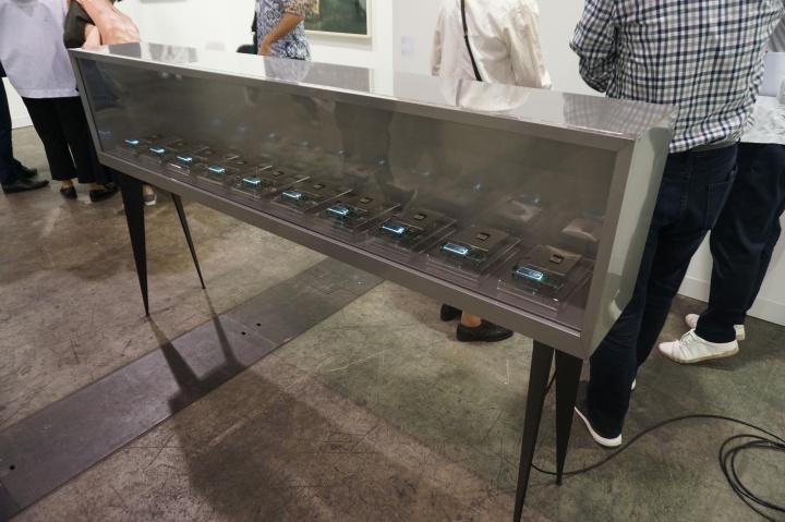 LEO XU Projects带来的aaajiao徐文恺作品《视觉碑林》,标价9万元人民币
LEO XU Projects带来的aaajiao徐文恺作品《视觉碑林》,标价9万元人民币