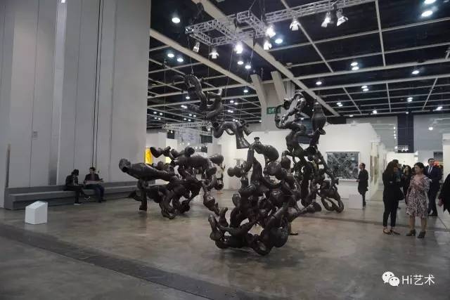 麦勒画廊在艺聚空间带来的胡庆雁公共装置《go in one ear and out the other》
麦勒画廊在艺聚空间带来的胡庆雁公共装置《go in one ear and out the other》