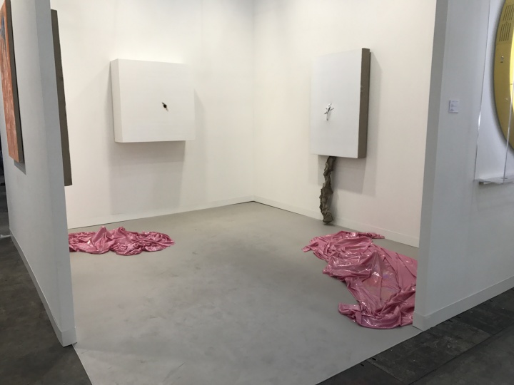 麦勒画廊的“展中展”展出了年轻女艺术家曹雨的作品，直指两性
