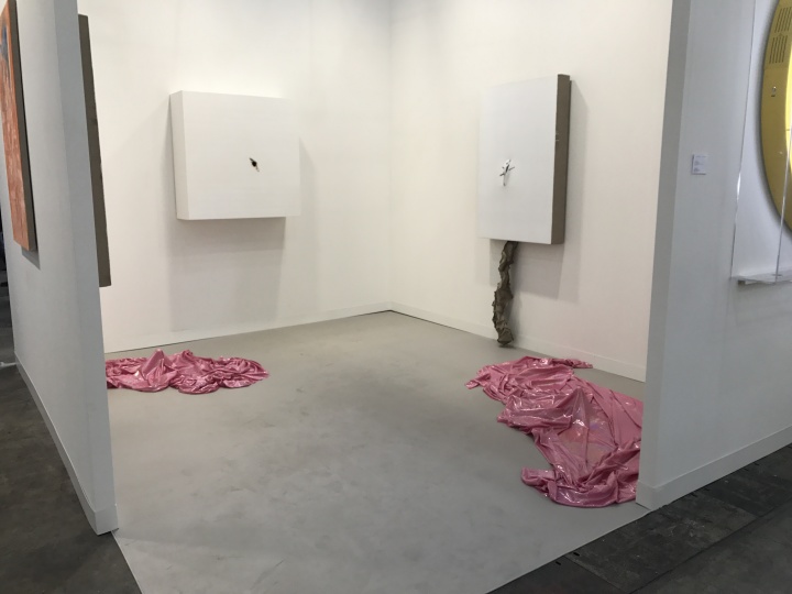 麦勒画廊的“展中展”展出了年轻女艺术家曹雨的作品,直指两性
麦勒画廊的“展中展”展出了年轻女艺术家曹雨的作品,直指两性