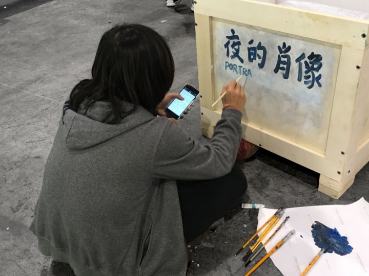 杨画廊除了为艺术家厉槟源梳理了其10多件作品之外,艺术家也亲临现场用行为的方式完成了整件作品
杨画廊除了为艺术家厉槟源梳理了其10多件作品之外,艺术家也亲临现场用行为的方式完成了整件作品