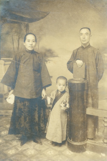 阿芳《三口之家站像》19x13cm 银盐纸基 1920s
阿芳《三口之家站像》19x13cm 银盐纸基 1920s