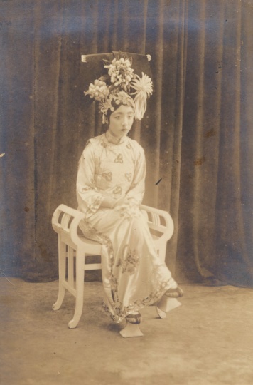 佚名 《满族旗装女子坐像》15x10cm 银盐纸基 1910s
佚名 《满族旗装女子坐像》15x10cm 银盐纸基 1910s