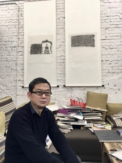 张明放 亦安画廊负责人
Hi艺术=Hi 张明放=张
搬离798之后,我更专心了
Hi:2009年亦安画廊从搬入798,又在2016年底撤离798搬入七棵树。当年的入驻和此番撤出的原因分别是什么?
张:最开始我把画廊从上海搬到北京的驼房营,然后才去的798,一是便宜,二是方便,当时也没有别的地方可以去了;如今整个格局不一样了,798会变成越来越像南锣鼓巷的旅游景点,我这样的画廊在那边做意义不大了。离开798的原因有几个,一是太热闹了,一种表面化的热闹,艺术圈挺复杂的,我想离得略远一点,保持距离;二是在798的上班找不到车位,虽然交了物业费停车费但没有服务,有时候办展览还会受到一些莫名其妙的限制。
张明放 亦安画廊负责人
Hi艺术=Hi 张明放=张
搬离798之后,我更专心了
Hi:2009年亦安画廊从搬入798,又在2016年底撤离798搬入七棵树。当年的入驻和此番撤出的原因分别是什么?
张:最开始我把画廊从上海搬到北京的驼房营,然后才去的798,一是便宜,二是方便,当时也没有别的地方可以去了;如今整个格局不一样了,798会变成越来越像南锣鼓巷的旅游景点,我这样的画廊在那边做意义不大了。离开798的原因有几个,一是太热闹了,一种表面化的热闹,艺术圈挺复杂的,我想离得略远一点,保持距离;二是在798的上班找不到车位,虽然交了物业费停车费但没有服务,有时候办展览还会受到一些莫名其妙的限制。