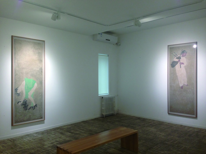 亦安画廊798旧址二楼,张明放把这里的空间当做“客厅”,展出自己喜欢的作品
Hi:怎么想到来七棵树呢,没有考虑草场地之类的地方吗?
张:其实我一直想搬,这离我家近,正好朋友介绍有个空间,我来看觉得还不错就租了。草场地画廊和艺术家好像离太近,交通不便,而且我不喜欢画廊太多的地方。我这个人比较孤僻,不喜欢跟人扎堆,我原先自己买东西,现在买的少了,我现在自己创作,要求也更高了,很多东西我看不上了。
亦安画廊798旧址二楼,张明放把这里的空间当做“客厅”,展出自己喜欢的作品
Hi:怎么想到来七棵树呢,没有考虑草场地之类的地方吗?
张:其实我一直想搬,这离我家近,正好朋友介绍有个空间,我来看觉得还不错就租了。草场地画廊和艺术家好像离太近,交通不便,而且我不喜欢画廊太多的地方。我这个人比较孤僻,不喜欢跟人扎堆,我原先自己买东西,现在买的少了,我现在自己创作,要求也更高了,很多东西我看不上了。