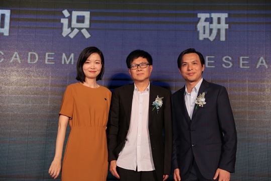 那特艺术学院副院长张泓、院长吕澎、唐尚平总经理
那特艺术学院副院长张泓、院长吕澎、唐尚平总经理