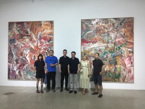 王易罡个展“无法”现场,王易罡(中间)、策展人付晓东(右二)与嘉宾
王易罡个展“无法”现场,王易罡(中间)、策展人付晓东(右二)与嘉宾