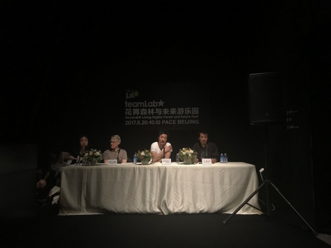 佩斯北京“teamLab：花舞森林与未来游乐园”展览发布会现场，佩斯画廊副总裁彼得·伯琉斯（左二）teamlab主创成员猪之寿之（中）、工藤岳（右一）
