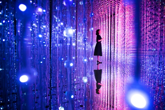 teamLab 《水晶宇宙》 互动灯光雕塑装置，LED，无限变化，声音：teamLab 2015
