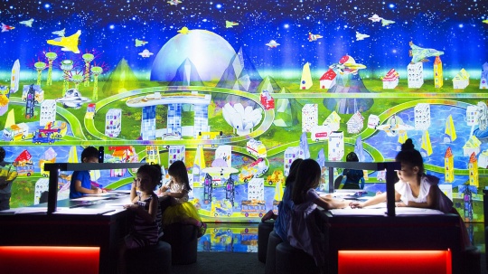 teamLab《彩绘城镇》 互动数字装置,声音:高桥英明,teamLab 2014
teamLab《彩绘城镇》 互动数字装置,声音:高桥英明,teamLab 2014