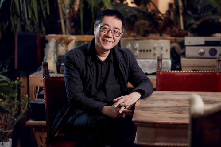 中央美术学院美术馆馆长王璜生
她的很多作品都跟新技术有关,她最开始运用了录像、多媒体,现在又运用了VR的手段,在媒介上的推进很快,能够对时下的尖端科技快速反应。我觉得她在艺术媒介上所表现的速度,其实就是年轻人对科技媒介接受、运用的速度。
我认为艺术与科技的结合是一个很好的表现感知,表达自我的方式。艺术的表现,往往是艺术家用自己的艺术语言,去表达自己对世界的认识和感知,同时用他们的艺术传达给公众和世界更多的同感、互动。VR这种新的技术延伸人对世界的感知,延伸我们对现代生活更多的触角,人们借助新的技术对世界有了更多的认识。像现在我们有夜视镜、有VR等,造就了如今更多元、更超越现实的认识方式。现在很多年轻艺术家会积极地运用、探索,再通过这些新科技以艺术的形式表达。
中央美术学院美术馆馆长王璜生
她的很多作品都跟新技术有关,她最开始运用了录像、多媒体,现在又运用了VR的手段,在媒介上的推进很快,能够对时下的尖端科技快速反应。我觉得她在艺术媒介上所表现的速度,其实就是年轻人对科技媒介接受、运用的速度。
我认为艺术与科技的结合是一个很好的表现感知,表达自我的方式。艺术的表现,往往是艺术家用自己的艺术语言,去表达自己对世界的认识和感知,同时用他们的艺术传达给公众和世界更多的同感、互动。VR这种新的技术延伸人对世界的感知,延伸我们对现代生活更多的触角,人们借助新的技术对世界有了更多的认识。像现在我们有夜视镜、有VR等,造就了如今更多元、更超越现实的认识方式。现在很多年轻艺术家会积极地运用、探索,再通过这些新科技以艺术的形式表达。