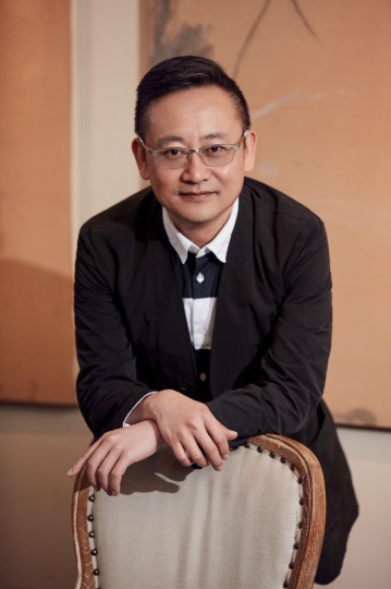 时代美术馆馆长赵趄
当代艺术发展到现在与个人的生活有着密切的关系。从内容上,它展示了当代人的生活状态、情绪,或者是对生活的展望。从媒介上,出现了很多与生活相关的物品进入到艺术的领域,使观众与艺术有了深的联系。
有人认为艺术应该超越生活,艺术与科技、社会融合,但艺术家是不能与科学家或者社会学家比较的,艺术家所做出来的东西应该有着艺术的观点,要与当下有不一样的地方,这才是当代艺术存在的价值。因此,也有一派人强调要回归艺术本身。大量的艺术品的涌现,不可避免地进入我们的生活,所以说艺术融入生活有时表达的只是个现象。艺术家还是应该将更多的精力投入艺术创作中,创作出对生活真正有思考的艺术。
时代美术馆馆长赵趄
当代艺术发展到现在与个人的生活有着密切的关系。从内容上,它展示了当代人的生活状态、情绪,或者是对生活的展望。从媒介上,出现了很多与生活相关的物品进入到艺术的领域,使观众与艺术有了深的联系。
有人认为艺术应该超越生活,艺术与科技、社会融合,但艺术家是不能与科学家或者社会学家比较的,艺术家所做出来的东西应该有着艺术的观点,要与当下有不一样的地方,这才是当代艺术存在的价值。因此,也有一派人强调要回归艺术本身。大量的艺术品的涌现,不可避免地进入我们的生活,所以说艺术融入生活有时表达的只是个现象。艺术家还是应该将更多的精力投入艺术创作中,创作出对生活真正有思考的艺术。