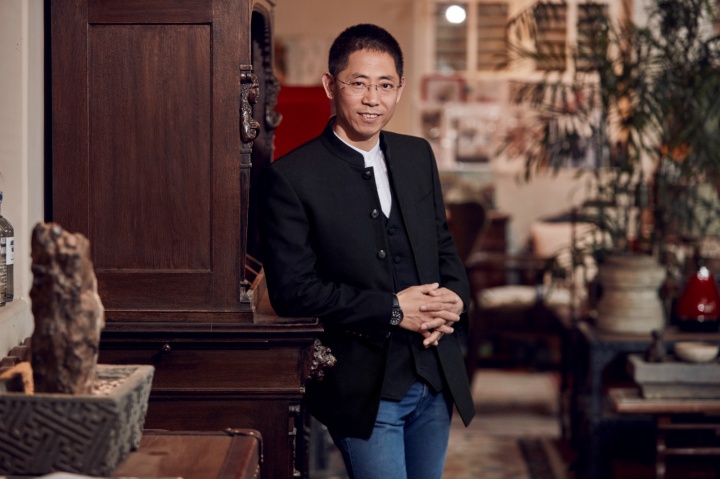 北京当代艺术馆执行馆长粟多壮
事实上,社会上大多数人对艺术都处于“不太懂”的层面,而且实际上由于艺术的体系过于庞大,即使像我这样的艺术从业者也不能说“很懂”艺术。但不可否定的是艺术对整个社会的发展是很重要,如今艺术家很多跨界的艺术尝试是具有领先意义的。
曹斐与宝马的合作不是偶然。我认为宝马对艺术的关注,首先是希望通过艺术关注人类未来的生活方式,完成其品牌的社会责任。曹斐的艺术实践所展现出来的前沿性和启发性,有宝马想要思考和关注的部分,也许,两者的目的都是为了让人类未来的生活方式更人性化。
北京当代艺术馆执行馆长粟多壮
事实上,社会上大多数人对艺术都处于“不太懂”的层面,而且实际上由于艺术的体系过于庞大,即使像我这样的艺术从业者也不能说“很懂”艺术。但不可否定的是艺术对整个社会的发展是很重要,如今艺术家很多跨界的艺术尝试是具有领先意义的。
曹斐与宝马的合作不是偶然。我认为宝马对艺术的关注,首先是希望通过艺术关注人类未来的生活方式,完成其品牌的社会责任。曹斐的艺术实践所展现出来的前沿性和启发性,有宝马想要思考和关注的部分,也许,两者的目的都是为了让人类未来的生活方式更人性化。