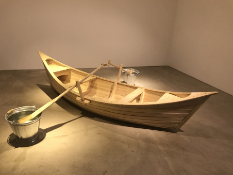 《水》 300×300×70cm 木船、船桨、渡锌铁桶、水 2017
