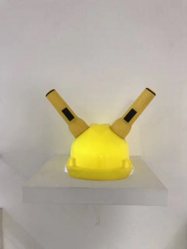 《安全帽》 35×26×26cm 手电筒、安全帽 2015
