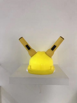 《安全帽》 35×26×26cm 手电筒、安全帽 2015
《安全帽》 35×26×26cm 手电筒、安全帽 2015