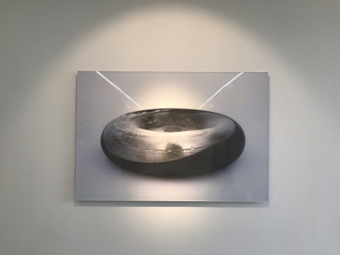 《冰》 84.5×125cm C-print 三明治装裱 2017
《冰》 84.5×125cm C-print 三明治装裱 2017