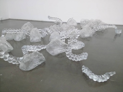 《玻璃肠》 190×230×60cm 玻璃 2017
《玻璃肠》 190×230×60cm 玻璃 2017