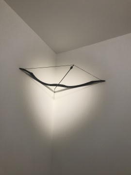 《弓箭》120×86cm 玻璃钢、木、碳纤维 2016
《弓箭》120×86cm 玻璃钢、木、碳纤维 2016