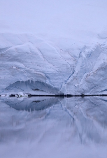 今年3月，第一届南极双年展由维也纳TBA-21馆的策展人纳迪姆·萨姆曼和俄罗斯艺术家亚历山大·波诺马雷夫发起，这是遥远南极大陆上首次举办国际艺术展。
