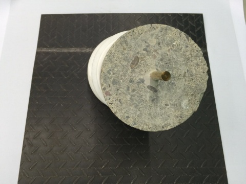 《大理石基座上的水泥柱》 120X48X92.5cm 水泥、大理石、铜镀金、PVC印刷 2017
《大理石基座上的水泥柱》 120X48X92.5cm 水泥、大理石、铜镀金、PVC印刷 2017
