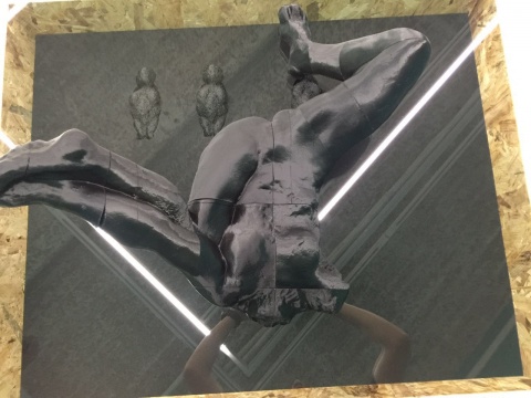 《一个信徒和四个双手被束的女人》 115X150X95cm PLA玉米木薯聚乳酸、海绵、钢化玻璃 2017
《一个信徒和四个双手被束的女人》 115X150X95cm PLA玉米木薯聚乳酸、海绵、钢化玻璃 2017