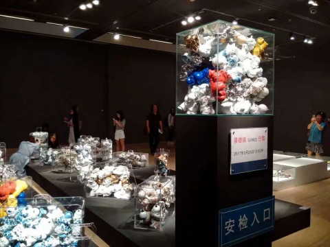 “天象”展览现场,一列从景德镇开往巴黎的火车
“天象”展览现场,一列从景德镇开往巴黎的火车