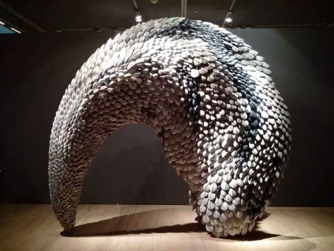 郅敏 《天象四神-白虎》 陶瓷、金属 320x120x270cm 2017
郅敏 《天象四神-白虎》 陶瓷、金属 320x120x270cm 2017
