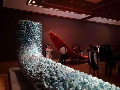 郅敏 《天象四神-青龙》 陶瓷、金属 690x120x260cm 2017
郅敏 《天象四神-青龙》 陶瓷、金属 690x120x260cm 2017