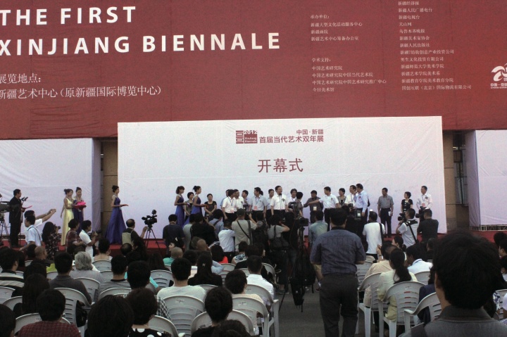 2012到2014年张子康出任新疆文化厅副厅长期间举办了“新疆双年展”
