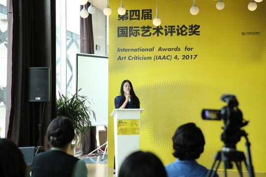 上海至美艺术发展中心理事长张冰女士宣布第四届国际艺术评论奖评委会成员
上海至美艺术发展中心理事长张冰女士宣布第四届国际艺术评论奖评委会成员