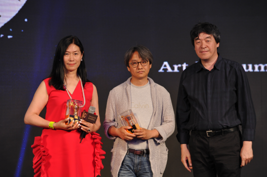 中国艺术权力榜年度美术馆:龙美术馆馆长王薇、北京画院美术馆馆长吴洪亮
中国艺术权力榜年度美术馆:龙美术馆馆长王薇、北京画院美术馆馆长吴洪亮