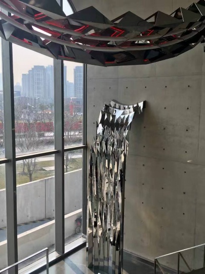 “网格状态”展览现场的《瀑布》空间装置
“网格状态”展览现场的《瀑布》空间装置