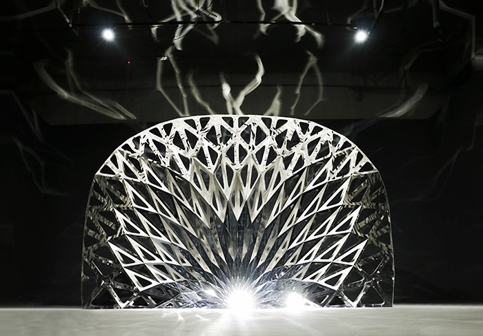 与运动品牌 Nike 的跨界合作作品《Football Gate #03》 300×150×200cm 不锈钢镜面 2016
与运动品牌 Nike 的跨界合作作品《Football Gate #03》 300×150×200cm 不锈钢镜面 2016