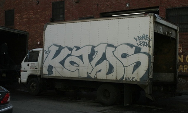 KAWS早期的街头作品

