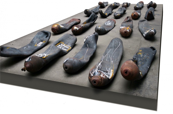 席华装置《 城市呼吸》;氧气钢瓶挤压,8米x4米, 2007
席华装置《 城市呼吸》;氧气钢瓶挤压,8米x4米, 2007