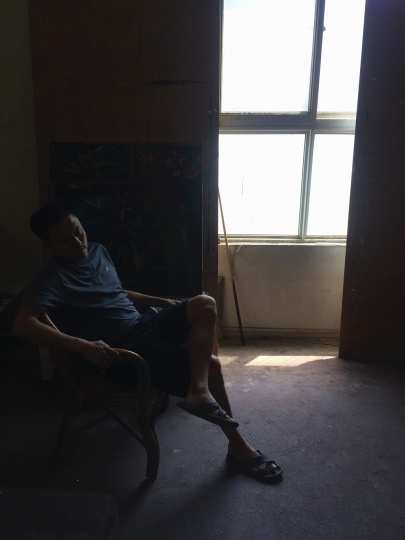 艺术家秦琦在工作室
艺术家秦琦在工作室