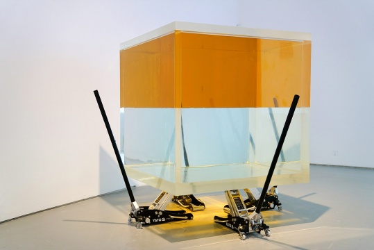 黄然 《与生俱来的敬畏和恐惧之中的爱》120 x120 x 150 cm  有机玻璃缸、4台千斤顶、食品油、全净水 2012 
