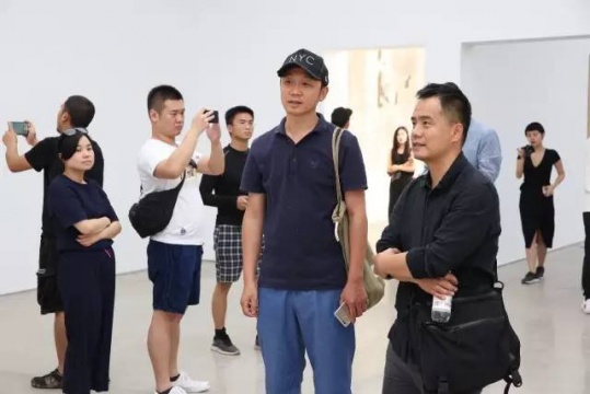 艺术家马轲(右一)在展览现场 艺术家马轲(右一)在展览现场