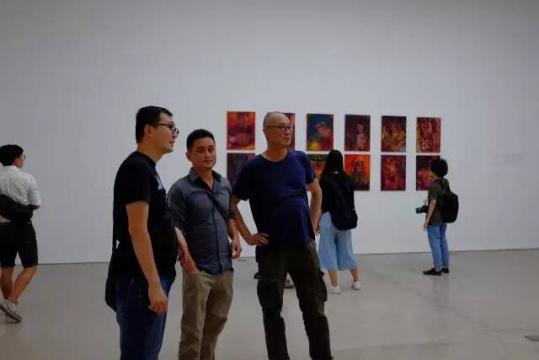 艺术家徐赫（左二）在展览现场
