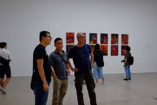 艺术家徐赫(左二)在展览现场
艺术家徐赫(左二)在展览现场
