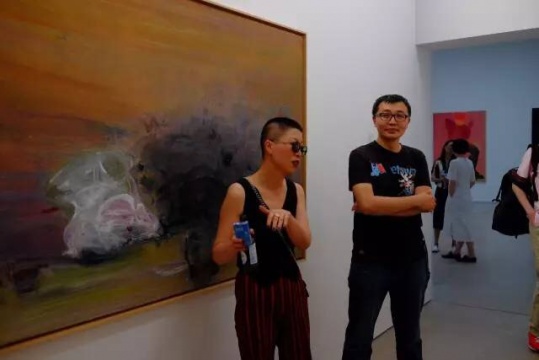 艺术家赵银鸥(左一)在展览现场
艺术家赵银鸥(左一)在展览现场
