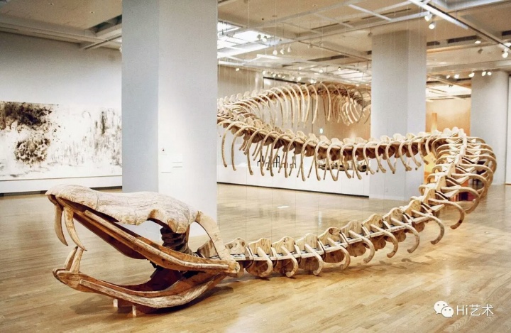 lot 4624 黄永砯《蟒蛇》 140×250×3000cm 木 2000 估价待询