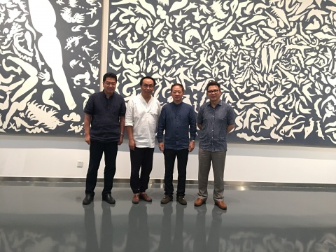 雅达国际董事长蒋建宁、时尚集团总裁刘江、边平山与李大钧在画作前合影
雅达国际董事长蒋建宁、时尚集团总裁刘江、边平山与李大钧在画作前合影