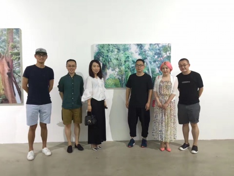 艺术家蒋国蓉(右三) 空间站负责人付晓东(右二)
艺术家蒋国蓉(右三) 空间站负责人付晓东(右二)