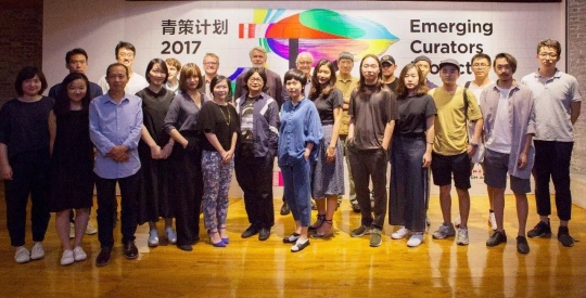 “青策计划2017”部分参与策展人与评审委员会在海报前留影
“青策计划2017”部分参与策展人与评审委员会在海报前留影